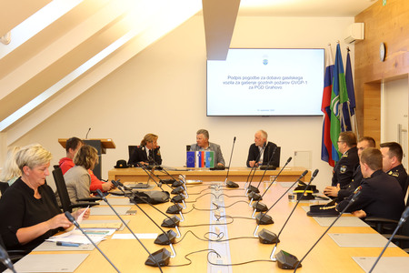 PODPIS POGODBE ZA DOBAVO GASILSKEGA VOZILA PGD GRAHOVO 12 FOTO LJUBO VUKELIČ